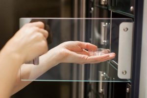 När fäster embryot vid IVF?