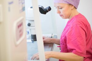 När fäster embryot vid IVF?