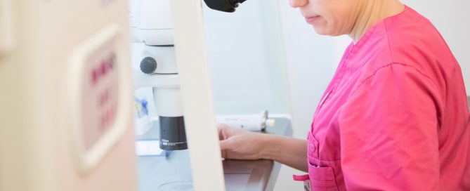 När fäster embryot vid IVF?